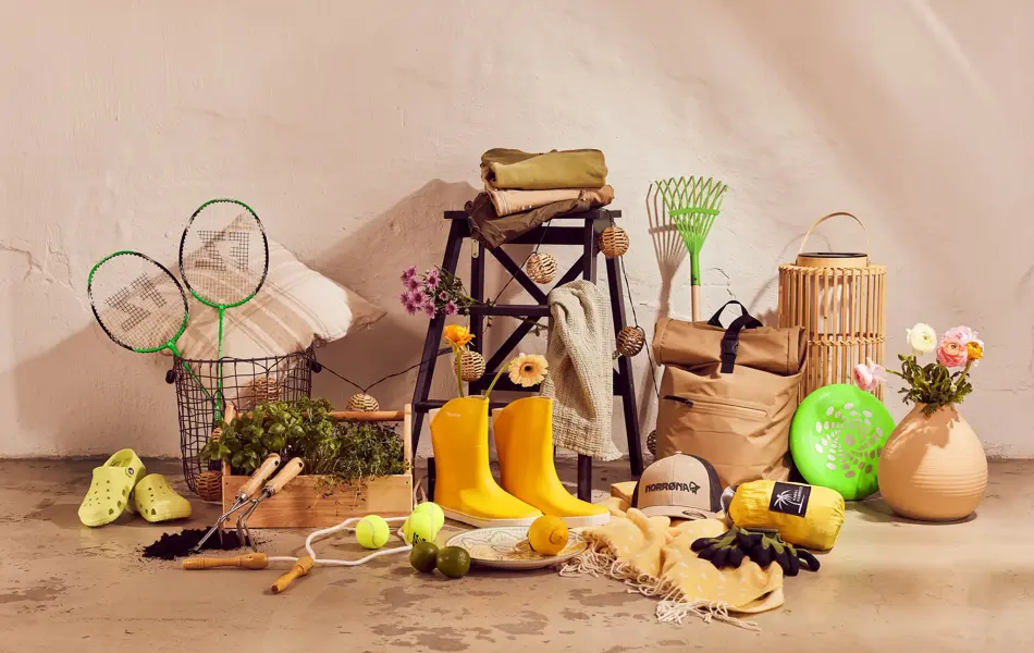 Forsidebilde med mange ulike hageprodukter som står oppstilt 