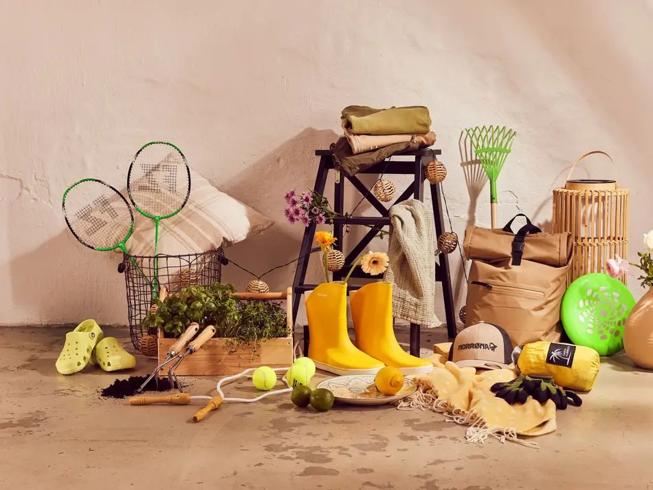 Forsidebilde med mange ulike hageprodukter som står oppstilt 