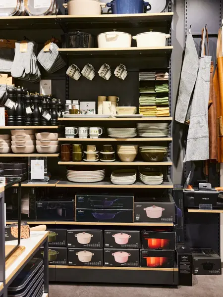 butikkhyller med panner hos tilbords