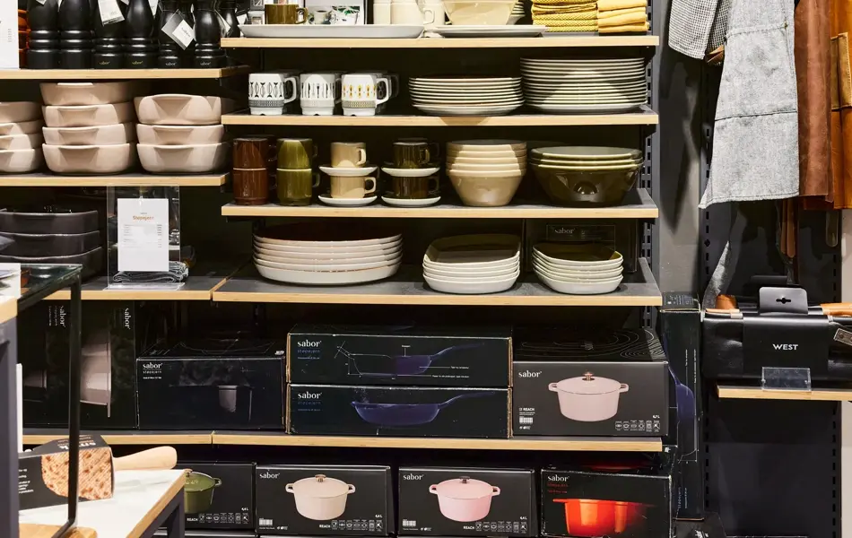 butikkhyller med panner hos tilbords