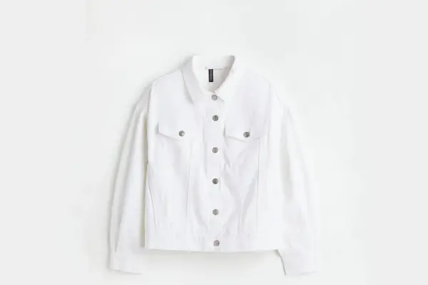 Hvit_denimjakke_hm bredde.jpg