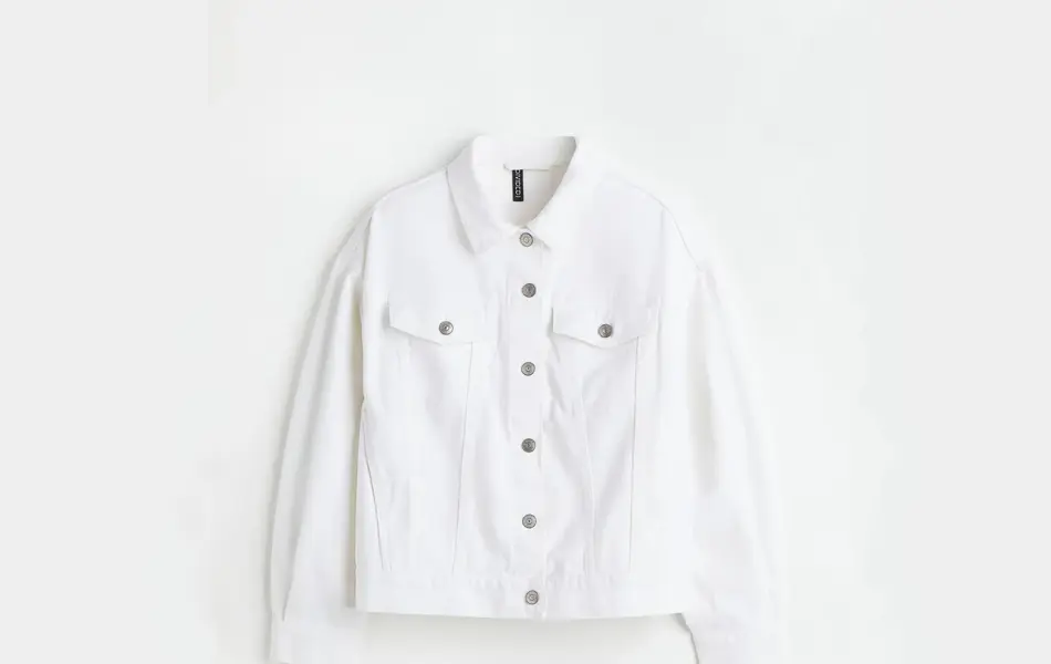 Hvit_denimjakke_hm bredde.jpg