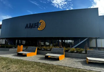 AMFI Mo i Rana fasade med sitteplasser