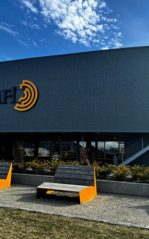 AMFI Mo i Rana fasade med sitteplasser