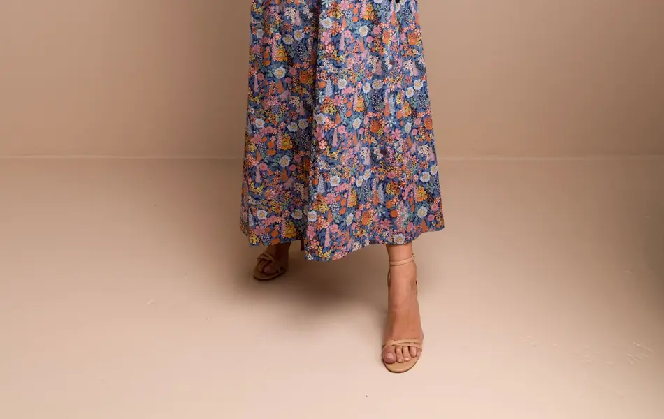 Damemodell i blomstrete lang kjole