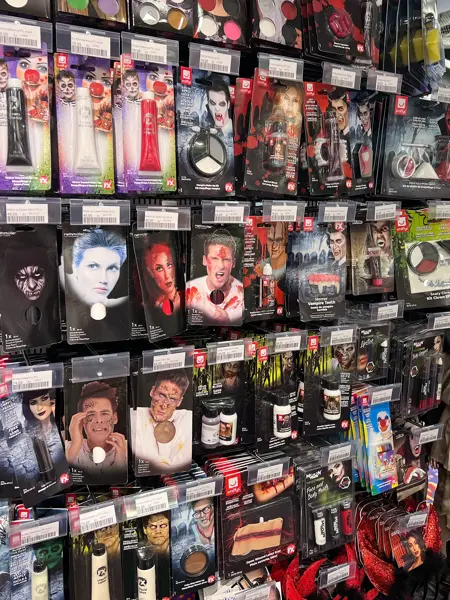 Kostymer som henger til utstilling