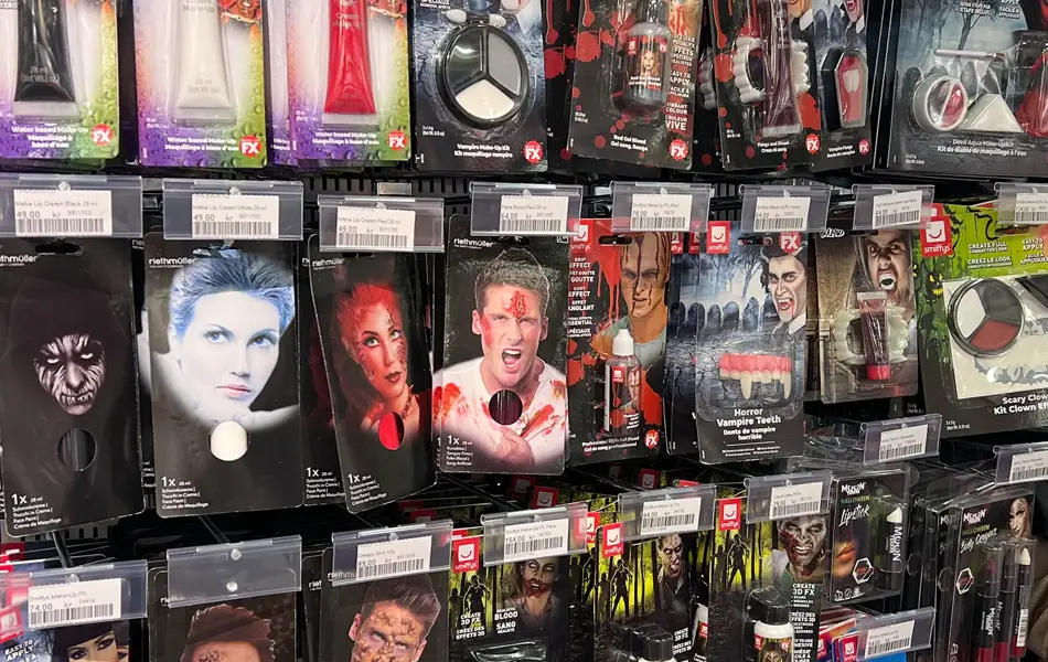 Kostymer som henger til utstilling