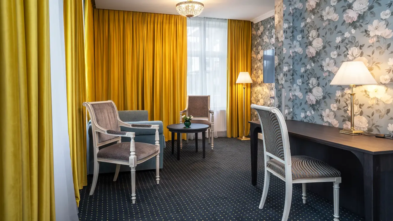 Skrivebord, gule gardiner, vindu, tapetvegg