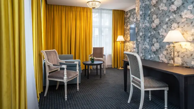 Skrivebord, gule gardiner, vindu, tapetvegg