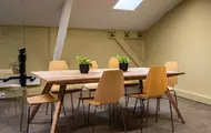 Møterom med skråtak i Tullins gate 4C, vegger og møbler i naturlige farger