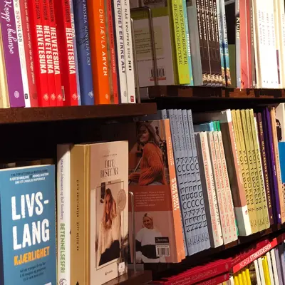 Bokhylle med bøker i