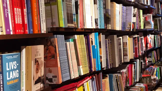 Bokhylle med bøker i