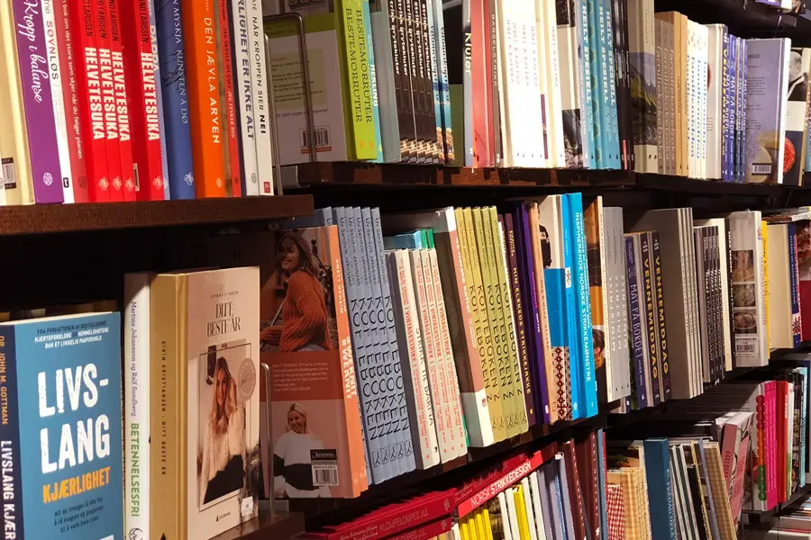 Bokhylle med bøker i