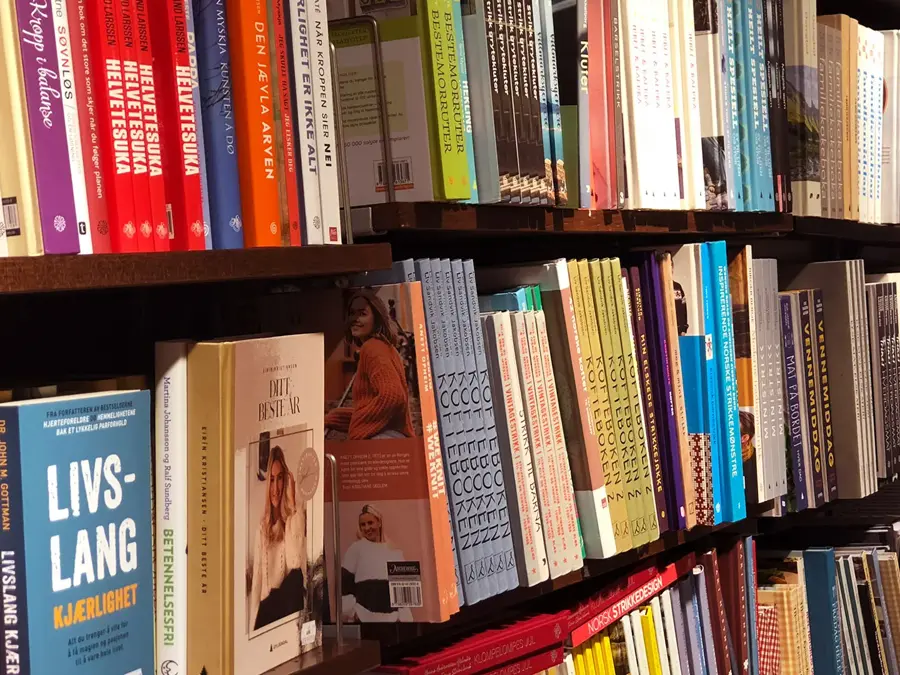 Bokhylle med bøker i