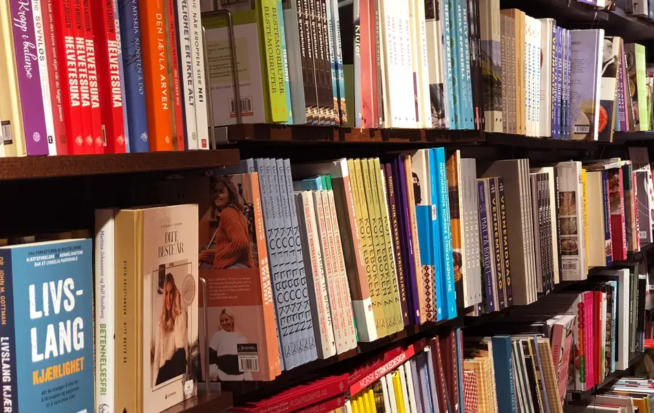 Bokhylle med bøker i