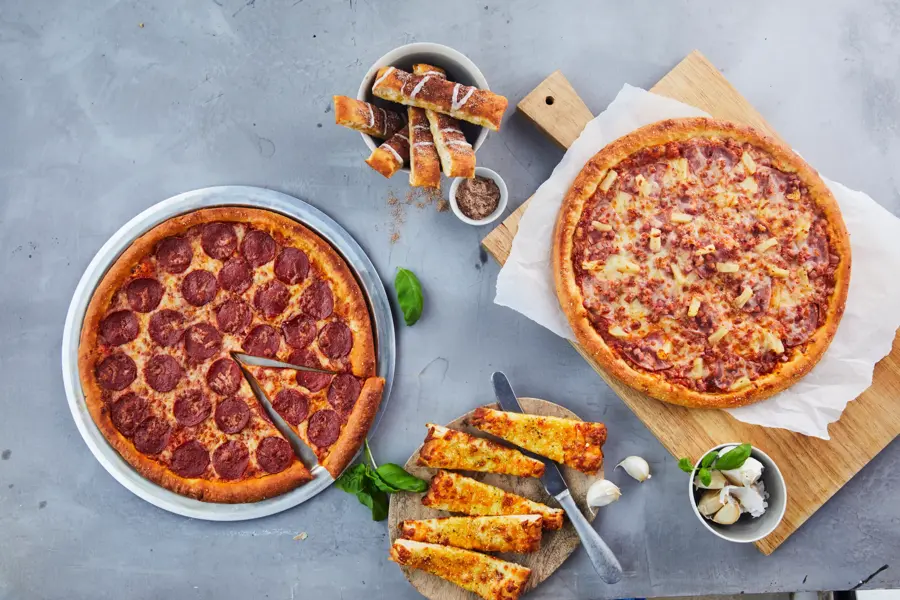 To pizze med ulike topping og cheesebread med dressing