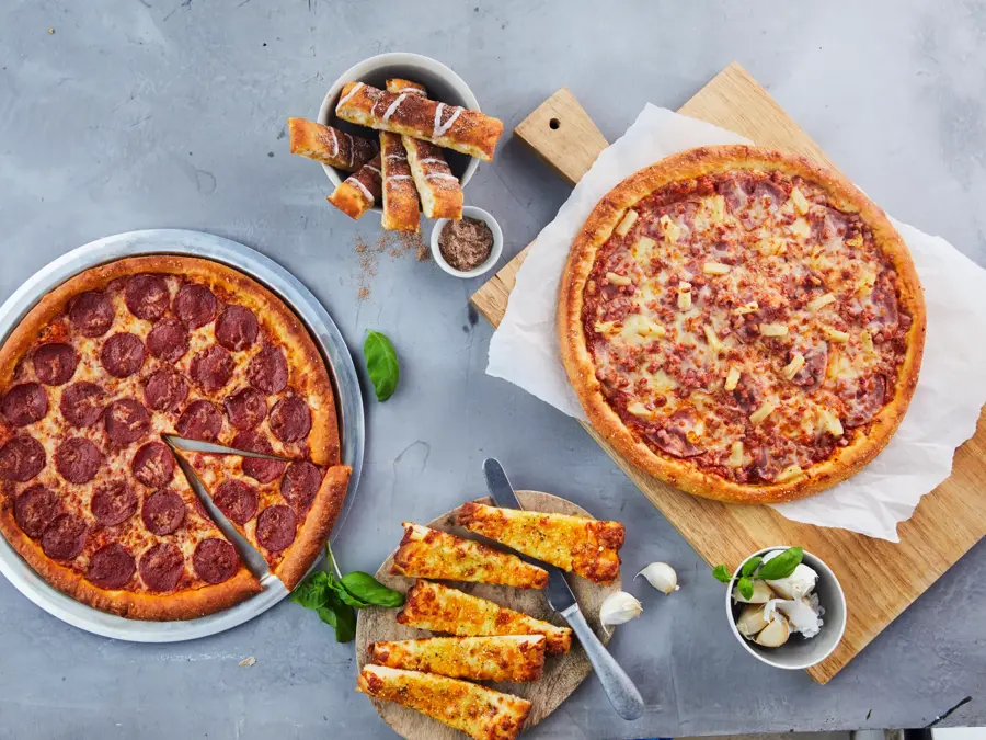 To pizze med ulike topping og cheesebread med dressing