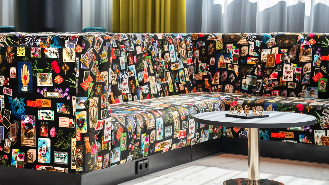 Sofa med fargerikt bildemønster i lobbyen på Thon Hotel Storo