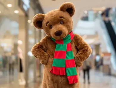 Bamse med rødt og grønt skjerf
