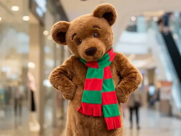 Bamse med rødt og grønt skjerf