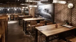 restaurant med flere sitteplasser av tre og et stort maleri med hval