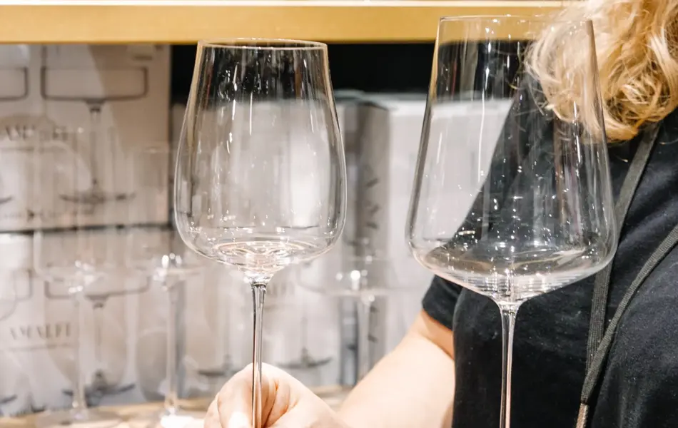 Dame som holder vinglass