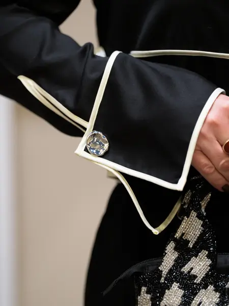 Nærbilde mansjetten på skjorte, sølvknapp.