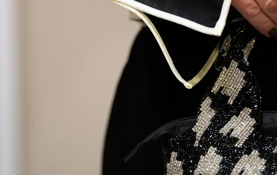 Nærbilde mansjetten på skjorte, sølvknapp.