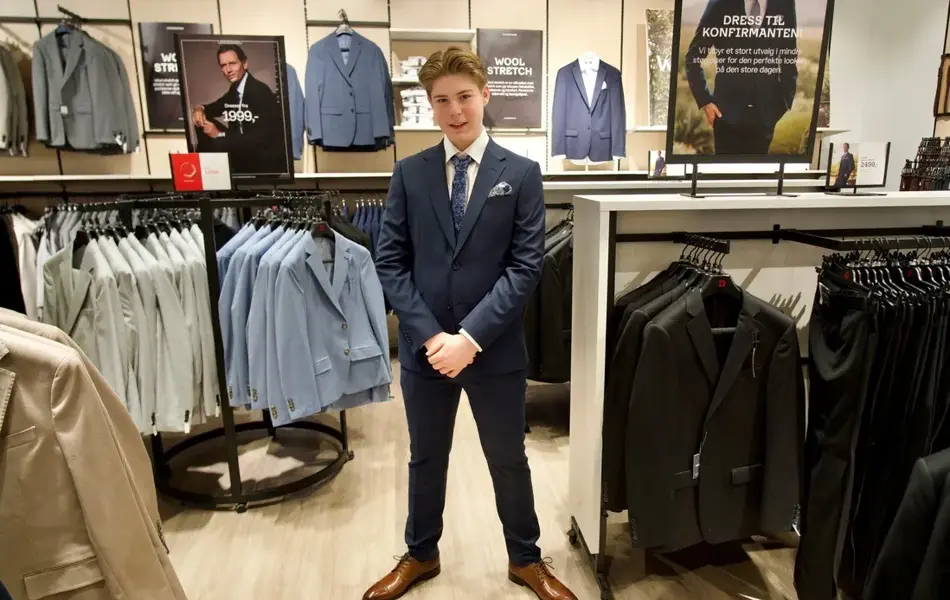 gutt i dress hos Dressmann