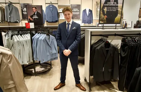 gutt i dress hos Dressmann