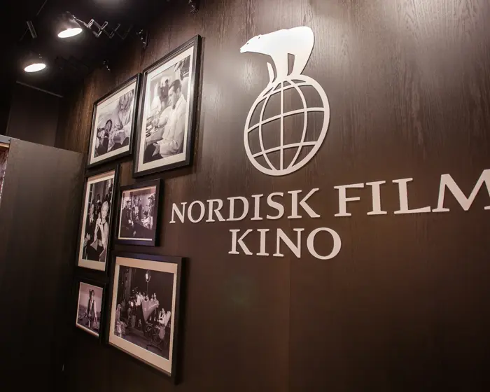 Nordisk Film kino logo på vegg