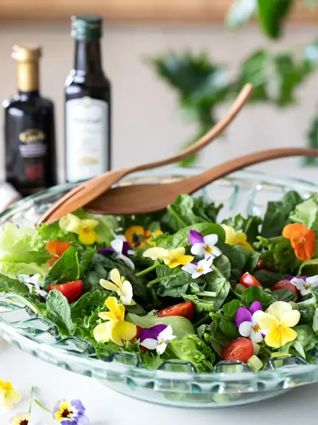 Salat med spiselige blomster