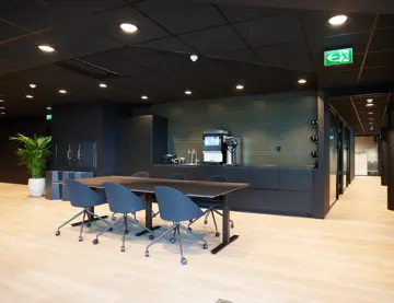 Spisebord og kjøkken 