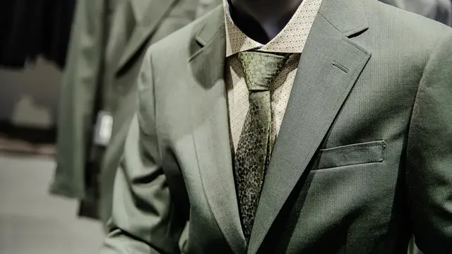 Bilde av en grønn dressjakke, skjorte og slips