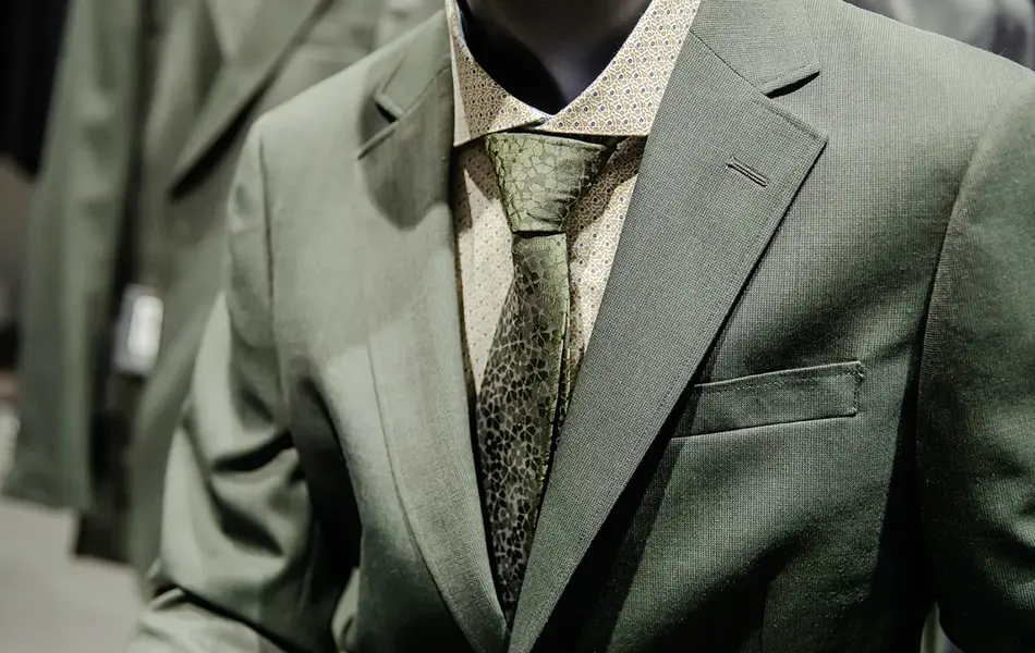 Bilde av en grønn dressjakke, skjorte og slips