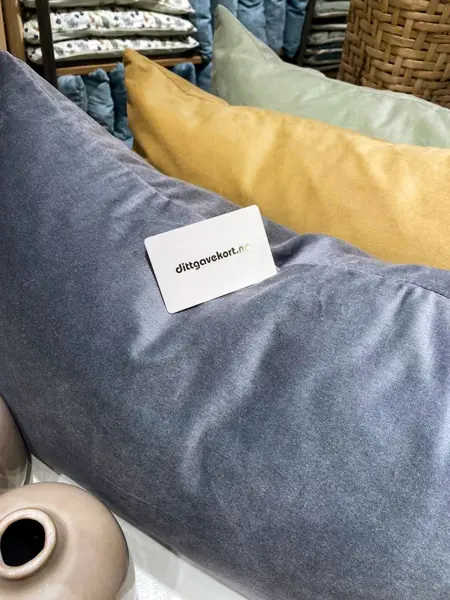 Dittgavekort som ligger på noen puter