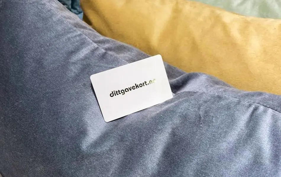 Dittgavekort som ligger på noen puter
