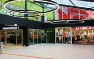 Bildet viser et utvalg av butikkene innendørs på Osaen Storsenter i Straume. 