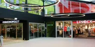 Bildet viser et utvalg av butikkene innendørs på Osaen Storsenter i Straume. 
