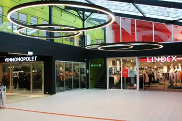 Bildet viser et utvalg av butikkene innendørs på Osaen Storsenter i Straume. 