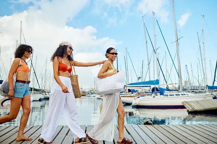 Enten sommeren 2024 tilbringes på strandferie, festival, storbytur eller hytta – her er inspirasjon til sommerklær du bør pakke med i kofferten.