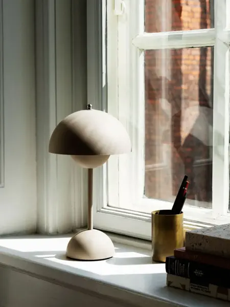 Bordlampe i en vinduskarm