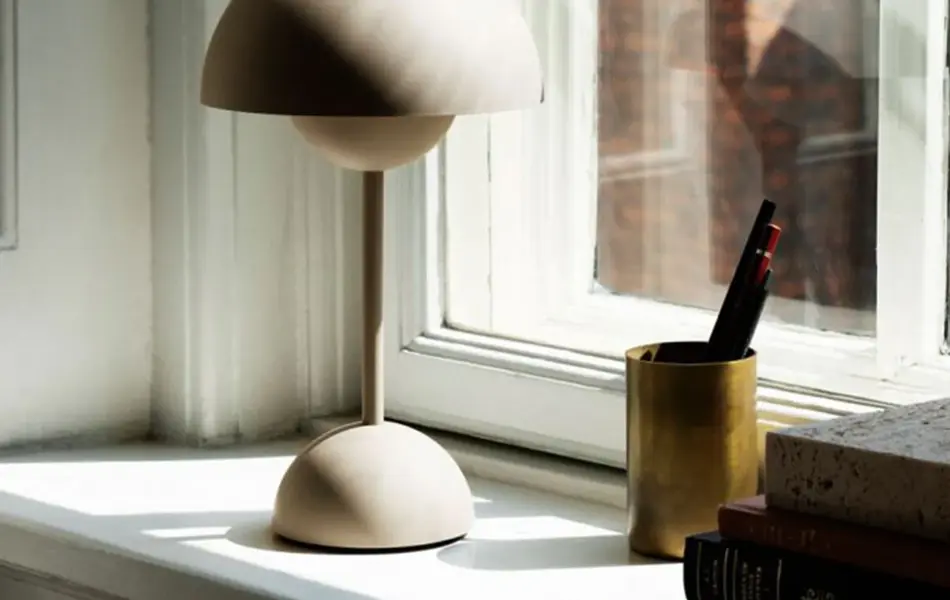 Bordlampe i en vinduskarm