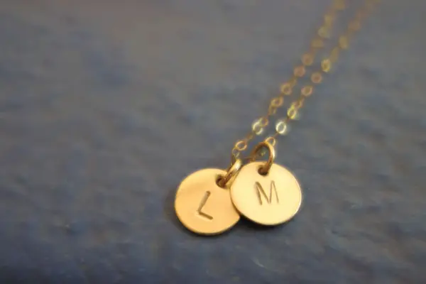 To anheng som viser bokstavene L og M