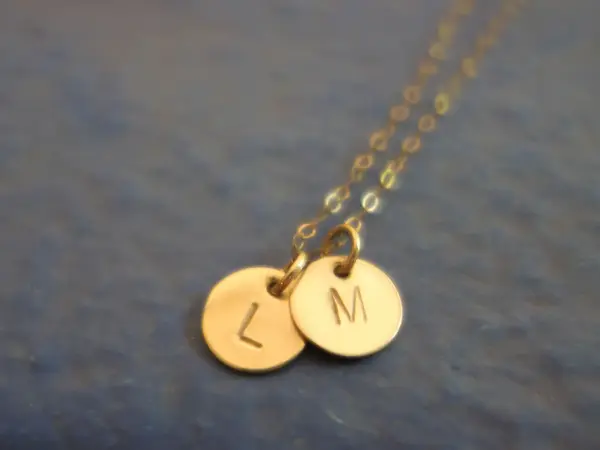 To anheng som viser bokstavene L og M