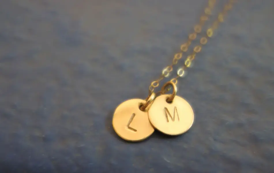 To anheng som viser bokstavene L og M