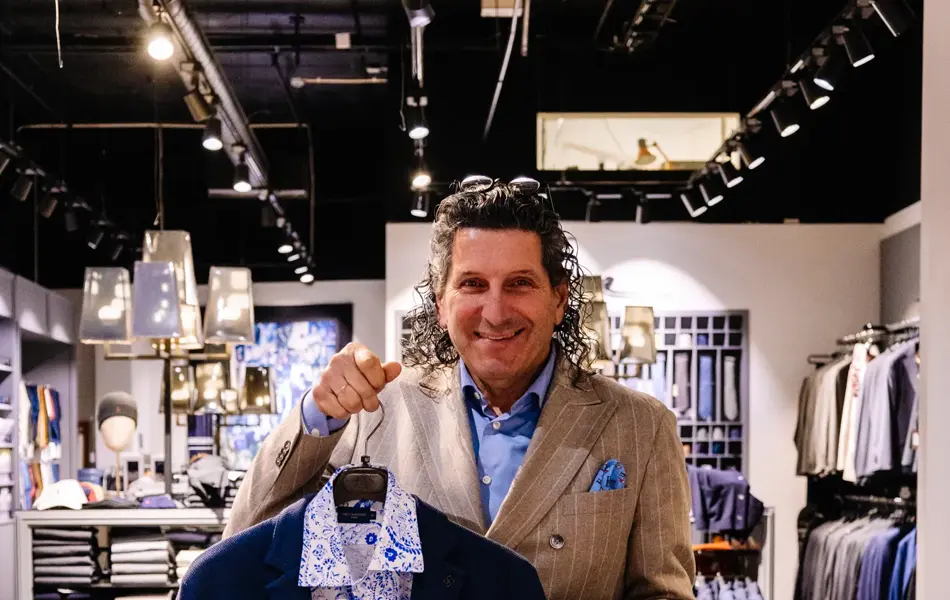 mann holder frem klær