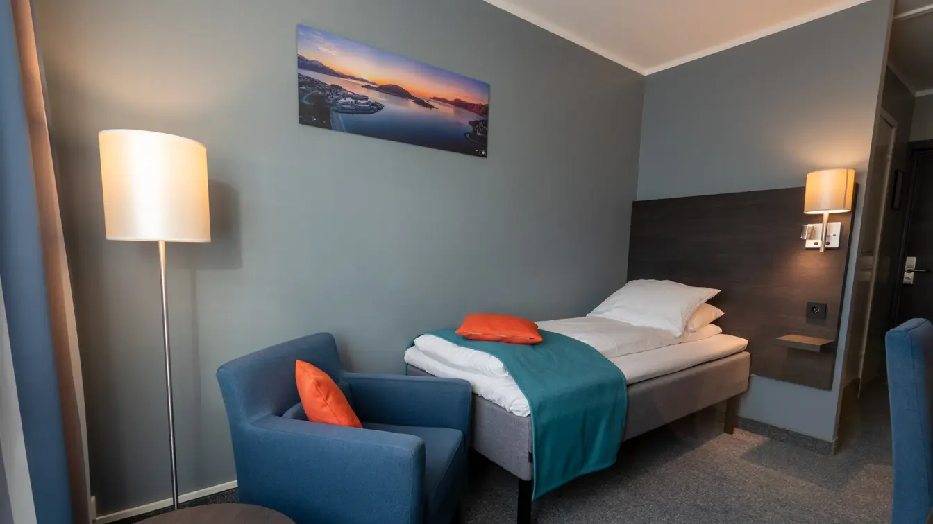 Enkeltseng, vindu, skrivebord, lenestol, salongbord