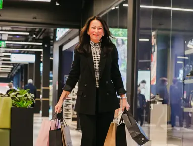 Personal Shopper Siv smilende med poser i hendene