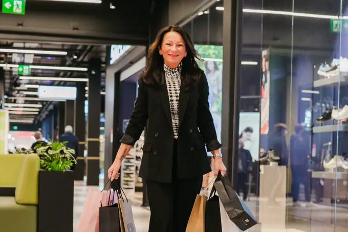 Personal Shopper Siv smilende med poser i hendene